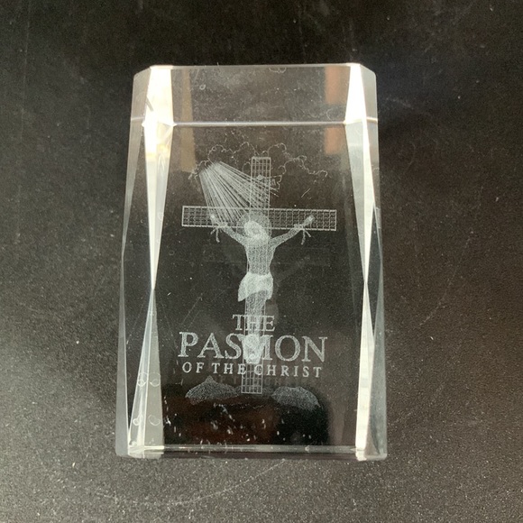 Clear Crystal Laser Cut 3D The Passion of the Christ Block Paperweight - Picture 2 of 6